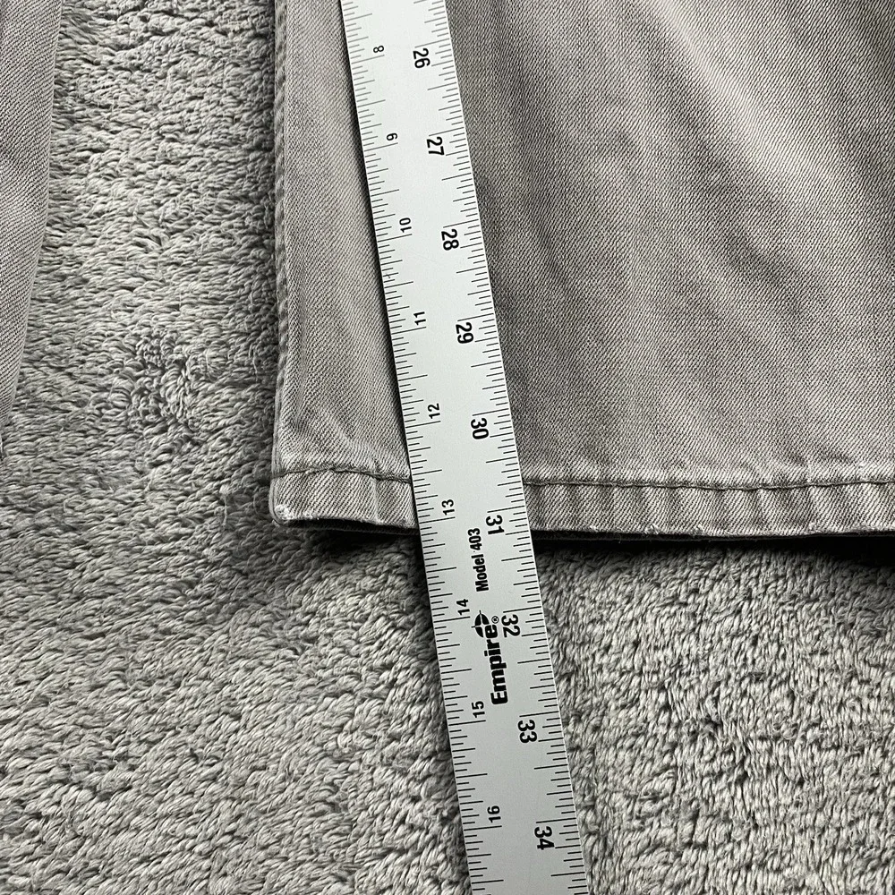 Levis hole below